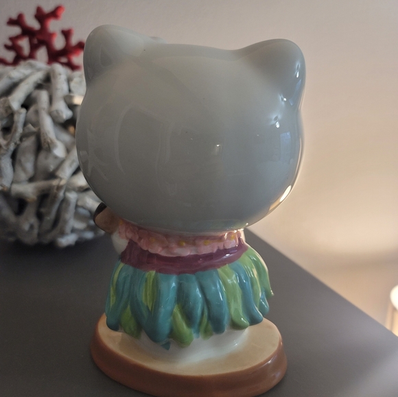 Hello Kitty Hula Skirt W/  Ukulele Ceramic Figurine Bluesky Clayworks Brand New - Picture 3 of 4